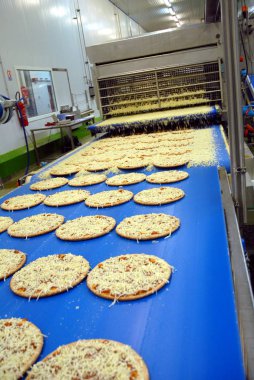 Üretim hattında endüstriyel pizza 