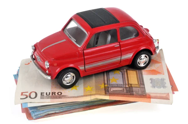 Avro banknotları üzerinde küçük bir araba beyaz arka plana yakın 