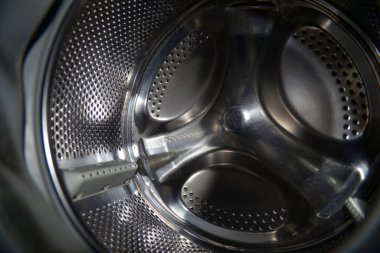 Bir çamaşır makinesinin paslanmaz çelik varilinin içi.