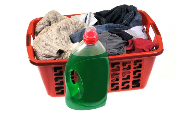 Dose Mit Flüssigem Waschmittel Neben Einem Korb Mit Schmutziger Wäsche — Stockfoto