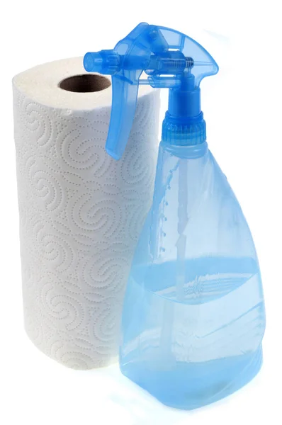 Spray Bottiglia Tovagliolo Carta Rotolare Vicino Sfondo Bianco — Foto Stock