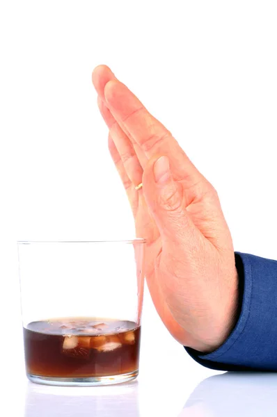 白い背景の上にアルコールのガラスを拒否する男 — ストック写真