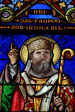 Dini bir sahneyi gösteren kilise penceresi