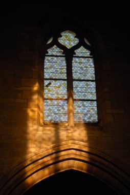 Kilisenin penceresinden süzülen ışık 
