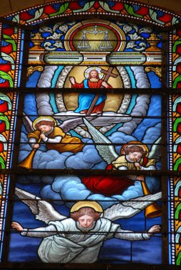 Dini bir sahneyi gösteren kilise penceresi