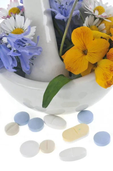 Minomet Palička Květinami Léky Zblízka Bílém Pozadí — Stock fotografie