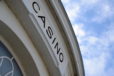 Normandiya 'daki Houlgate kumarhanesinin ön cephesinin ayrıntıları. 