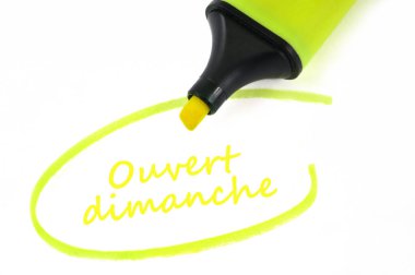 Beyaz arkaplanda neonla yazılmış açık pazar