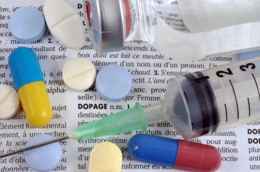 Sözlük sayfasında uyuşturucu ve şırıngayla doping kavramı