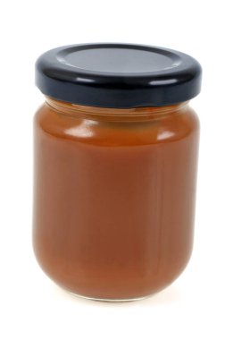 Beyaz arka planda tuzlu tereyağlı karamel kavanozu. 