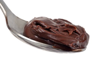 Beyaz arka planda çikolata kaşığı.