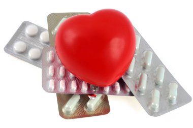 Su toplayan uyuşturucu paketlerindeki plastik kalp beyaz arka plana kapanıyor 