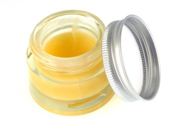 Masaj merhemi beyaz arkaplanı kapat