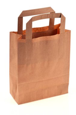Kraft kağıt torbası beyaz arkaplanda yakın plan 