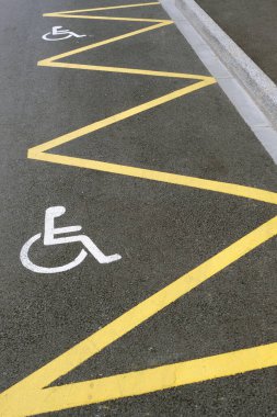 Engelliler için ayrılmış park yerleri