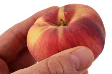 Düz şeftali, beyaz arkaplanda yakın plan.