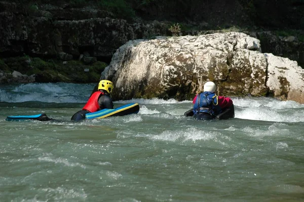 Młodzi Ludzie Robią Hydrospeed Górskim Strumieniu — Zdjęcie stockowe