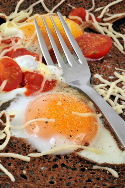 Yumurta Vişneli Domates Peynirli Galette Yakın Plan — Stok fotoğraf