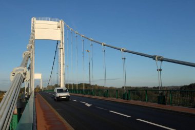 Morbihan 'da La Roche-Bernard' ın kablo destekli köprüsü