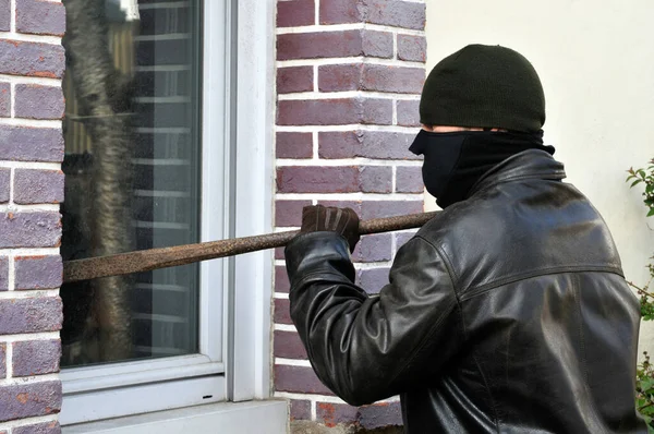 Ladrón Forzando Ventana Una Casa Con Una Palanca — Foto de Stock