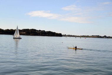 Morbihan, Brittany 'deki Larmor Baden' de kano ve yelkenli. 