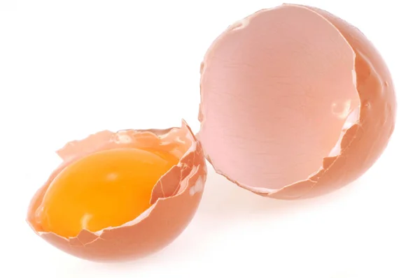 蛋黄在蛋壳里 靠近白色背景 — 图库照片