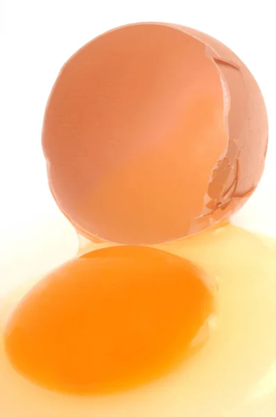 白い背景に壊れた新鮮な卵のクローズアップ — ストック写真
