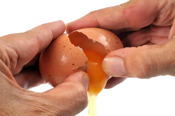 Taze Bir Yumurtayı Beyaz Arka Planda Yakın Plan Kır — Stok fotoğraf