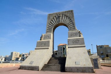 Doğu Ordusu 'nun ve Marsilya' daki uzak toprakların ölüleri anısına dikilmiş bir anıt.
