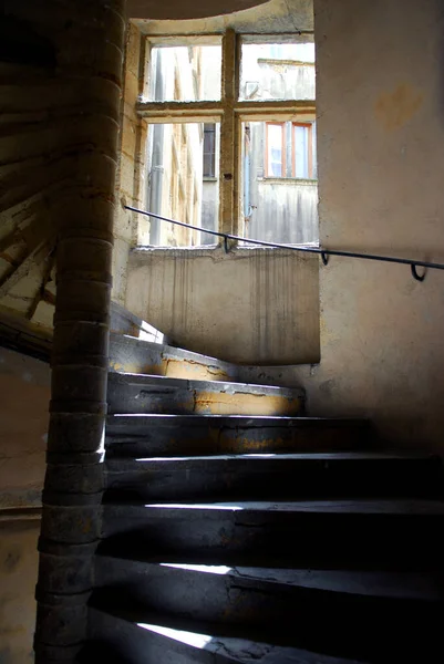 在一幢老楼的螺旋楼梯 — 图库照片