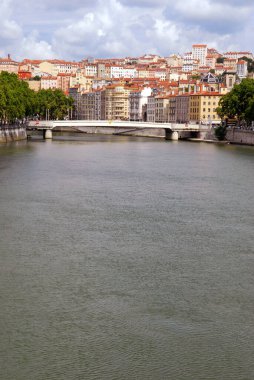 La Croix Rousse ve Pont de la Feuillee Lyon 'da Saone Nehri' ni geçiyor.