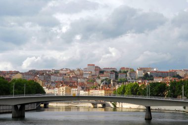 Alphonse-Juin köprüsü Lyon 'da Saone Nehri' ni geçiyor. 