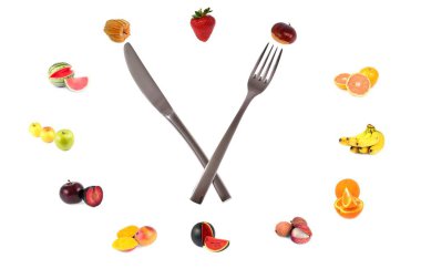 Beyaz arkaplanda çatal bıçak seti olan meyve saati