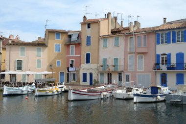 Bouches-du-Rhone 'daki Martigues' e demirlemiş tekneler