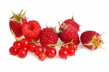 Ahududu ve kırmızı üzümler beyaz arkaplanı kapatır 