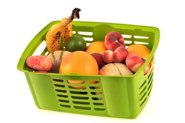 Beyaz arka planda çeşitli meyvelerden oluşan plastik sepet.