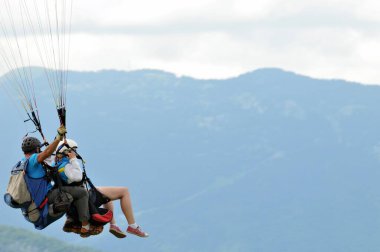 Fransız Alplerindeki La Forclaz 'da paragliderler 
