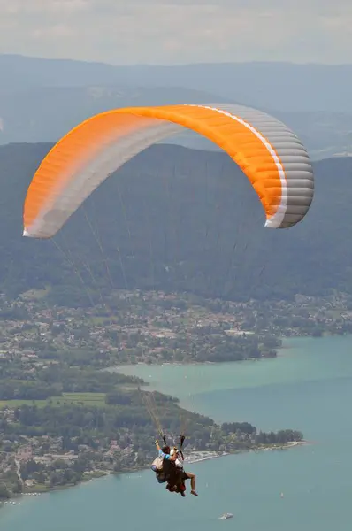 Ejtőernyősök Forclaz Ban Francia Alpokban — Stock Fotó