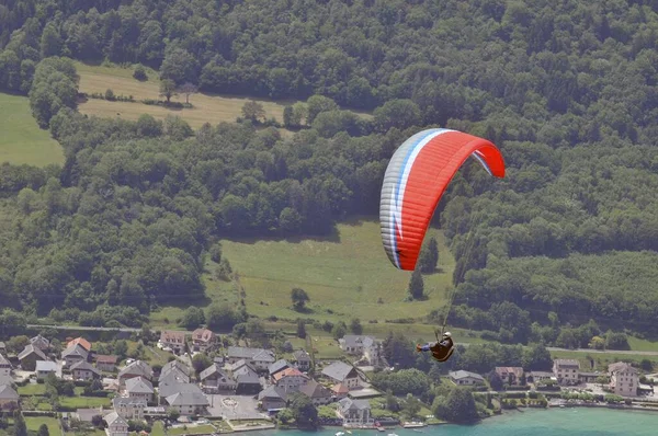 Gleitschirmflieger Bei Forclaz Den Französischen Alpen — Stockfoto