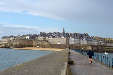 Brittany 'deki Saint-Malo iskelesinde koşan biri.