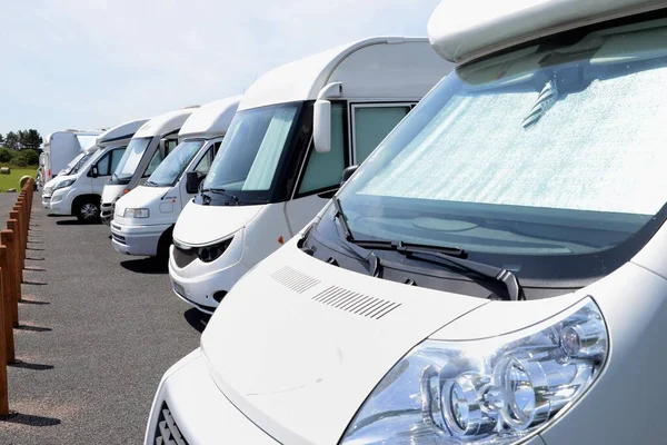 Camper Allineati Parcheggio — Foto Stock