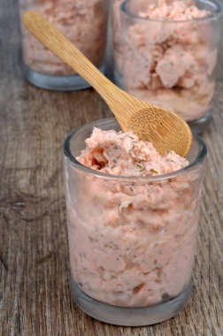 Tahta kaşıkla yakın plan sardalya ezmesi. 