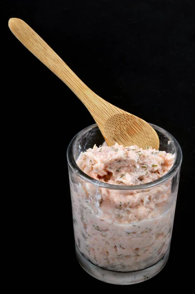 Verrine Sardine Rillettes Drewnianą Łyżką Zbliżenie Czarnym Tle — Zdjęcie stockowe