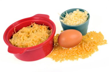 Makarna graten ve içeriği beyaz arka planda