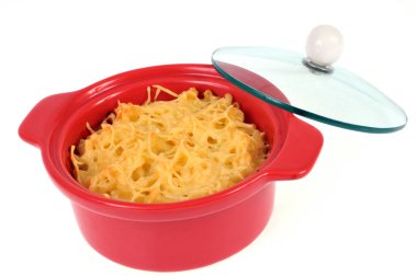 Beyaz arkaplanda makarna rendelenmesi 