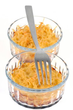 Makarna tabakları beyaz arka planda kapanıyor 