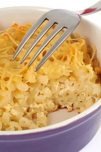 Pasta Gratin Teller Nahaufnahme Auf Weißem Hintergrund — Stockfoto