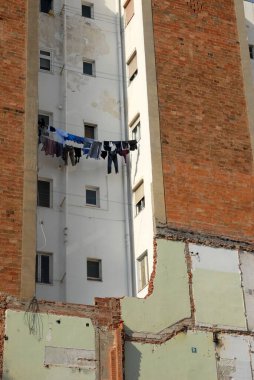 Binanın penceresindeki bir kabloda çamaşır kurutma