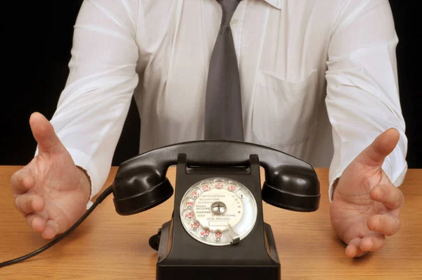 Man Voor Een Bekabelde Telefoon Van Dichtbij — Stockfoto