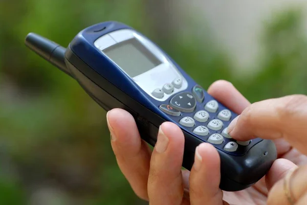 Oude Mobiele Telefoon Hand Close — Stockfoto
